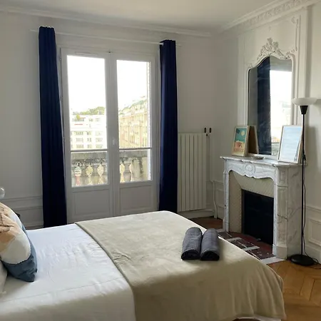 Bel Haussmannien Apartment Paris